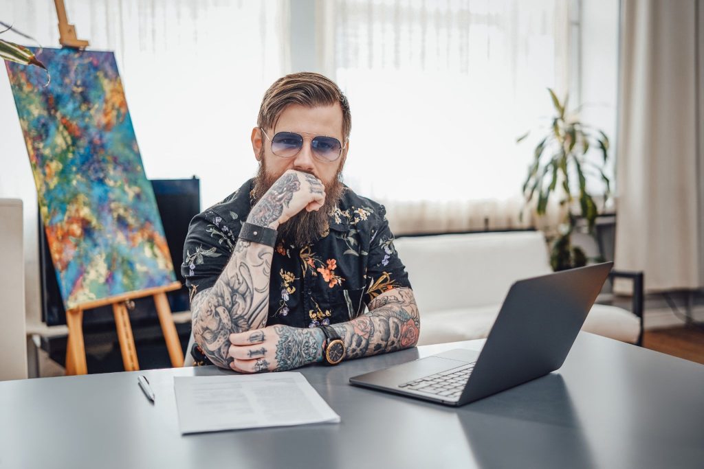 Wie findet man inspirierende Künstler Interviews online oder in Magazinen?